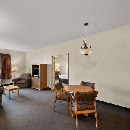 Rodeway Inn&Suites Tomahawk Bagian luar foto