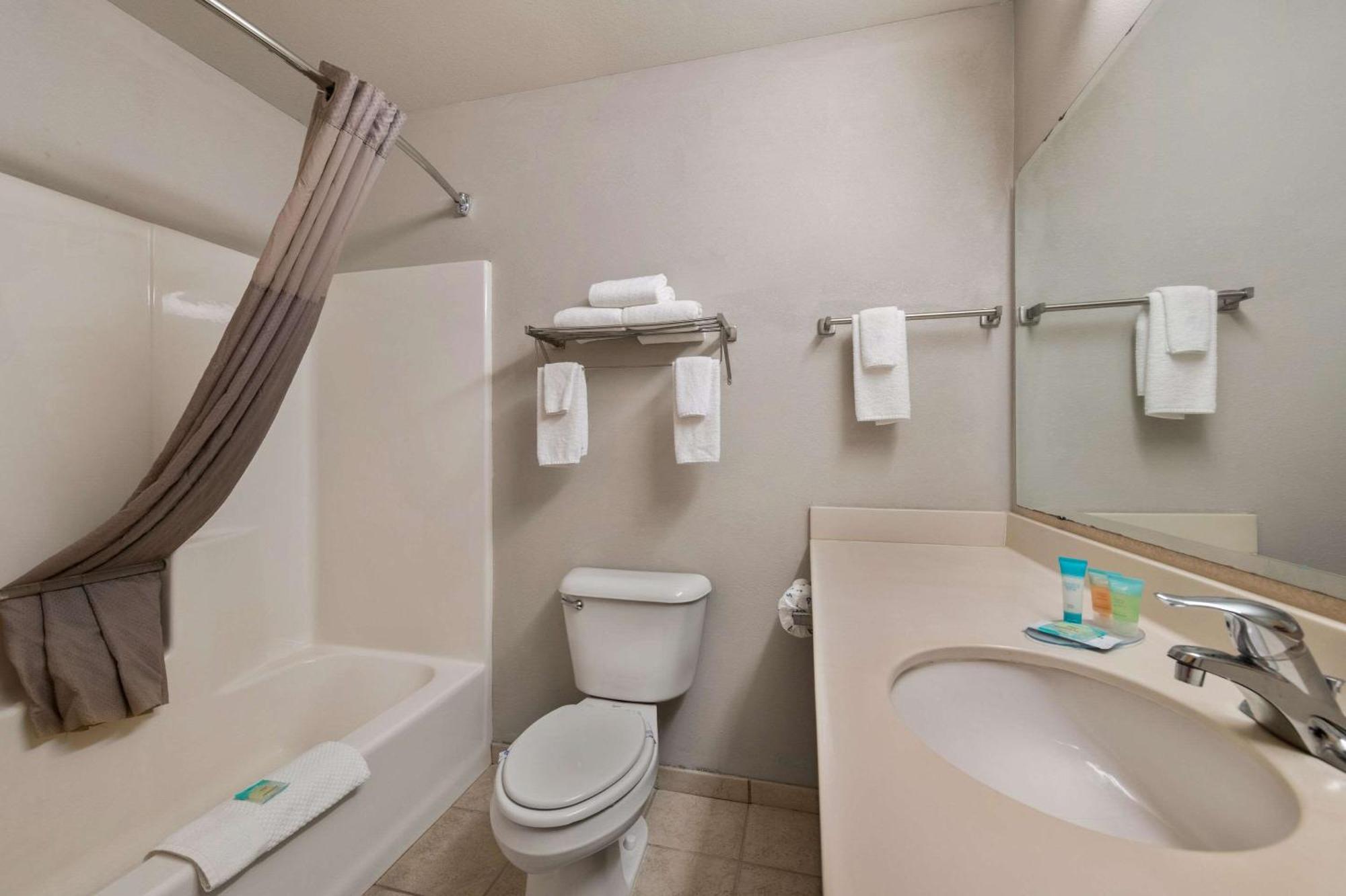 Rodeway Inn&Suites Tomahawk Bagian luar foto