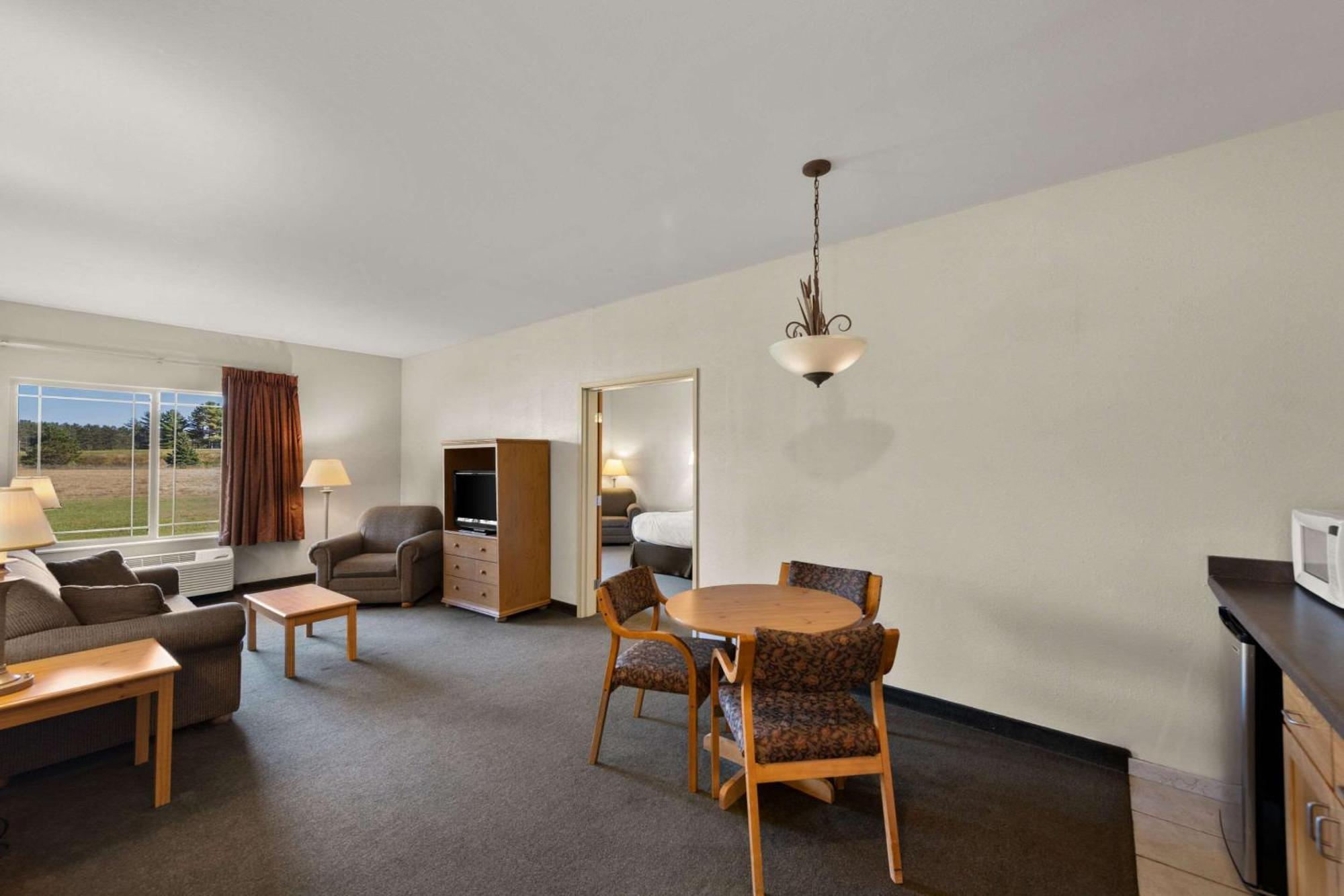 Rodeway Inn&Suites Tomahawk Bagian luar foto