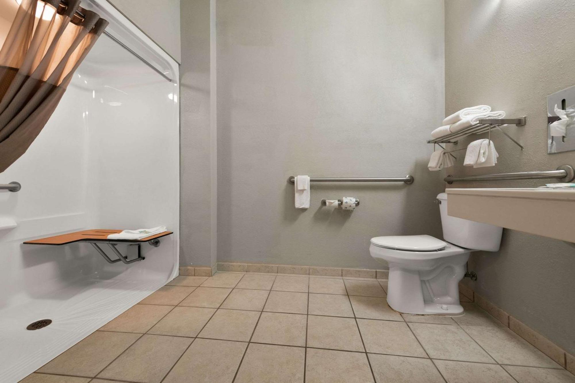 Rodeway Inn&Suites Tomahawk Bagian luar foto