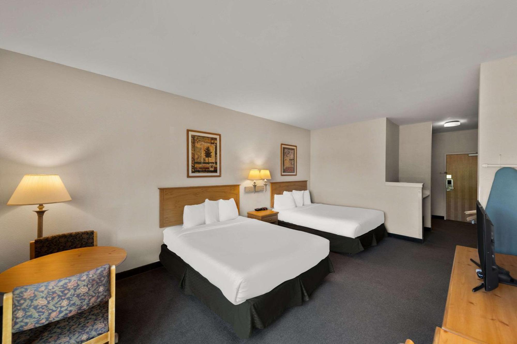 Rodeway Inn&Suites Tomahawk Bagian luar foto